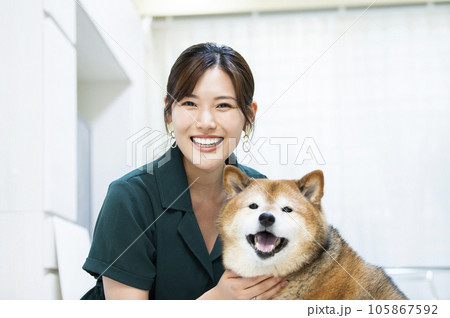 若い女性と柴犬 105867592