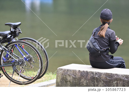 サイクリング途中の休憩 サイクリング途中の休憩 105867723