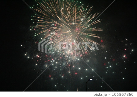 花火/夜空に広がるカラフルな打上花火 105867860