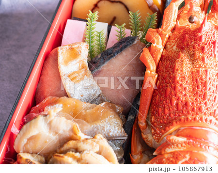 日本のおせち料理。鰤の照り焼き。 105867913