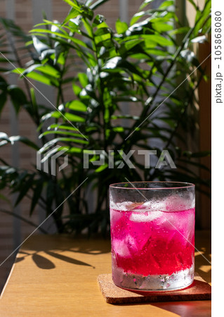 緑色のテーブルに置かれたカラフルなフルーツソーダ 緑色のテーブルに置かれたカラフルなフルーツソーダ 105868080