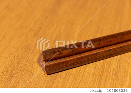 木の板の上に置かれた木製の定規 木の板の上に置かれた木製の定規 105868088