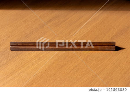 木の板の上に置かれた木製の定規 105868089