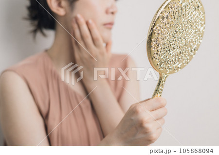 鏡を見て悩む40代の女性 鏡を見て悩む40代の女性 105868094