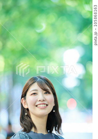 笑顔の女性のポートレート 笑顔の女性のポートレート 105868163