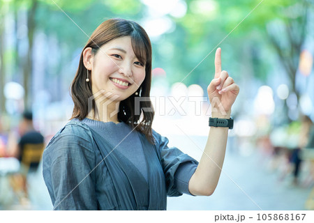 笑顔の女性のポートレート 105868167