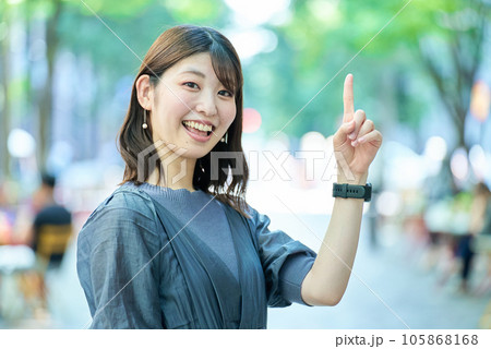 笑顔の女性のポートレート 笑顔の女性のポートレート 105868168