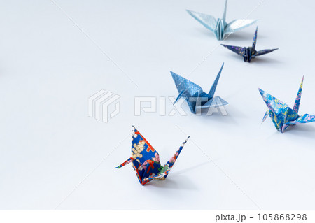 和風千代紙の青い色の折りツル 105868298