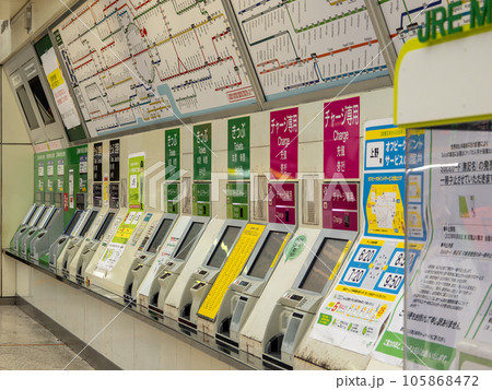 JR東日本の自動券売機と路線図（JR上野駅・中央改札付近） 105868472