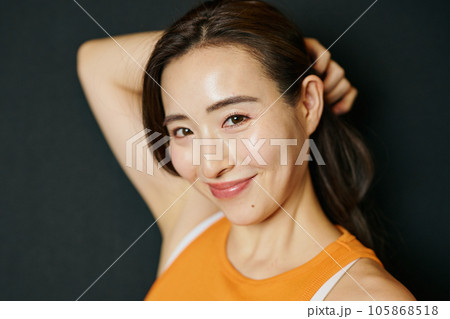 髪をかき分けるスポーツウェア姿の女性 髪をかき分けるスポーツウェア姿の女性 105868518