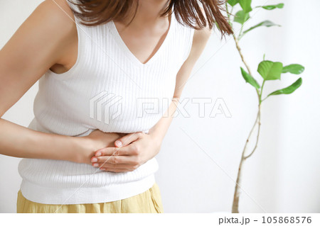 腹痛の女性 105868576