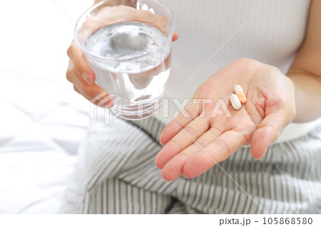 薬を飲む人 薬を飲む人 105868580