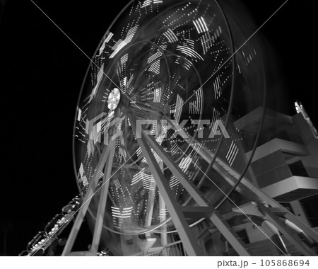 Round ferris wheel spins fast at black night 105868694