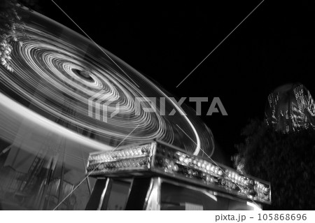 Round ferris wheel spins fast at black night 105868696