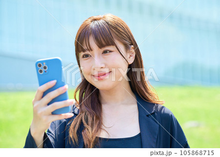 スマートフォンの画面を見る若い女性 105868715