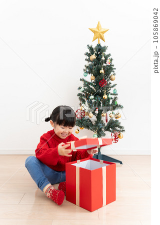 クリスマスツリーと子供 105869042