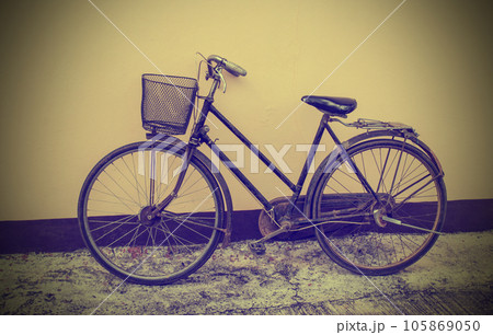 Vintage Bicycle Against Grunge Wall 105869050