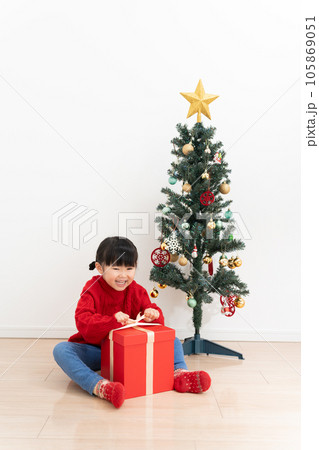 クリスマスツリーと子供 クリスマスツリーと子供 105869051