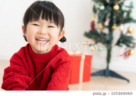クリスマスツリーと子供 105869060