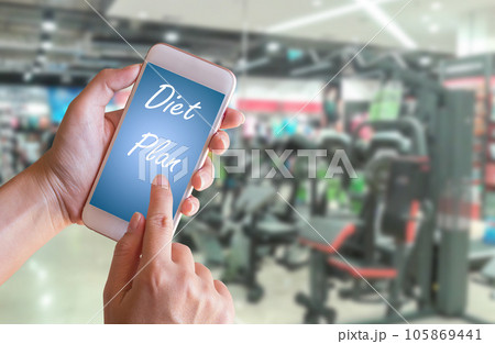 Hand holding smart phone with Diet Plan 105869441
