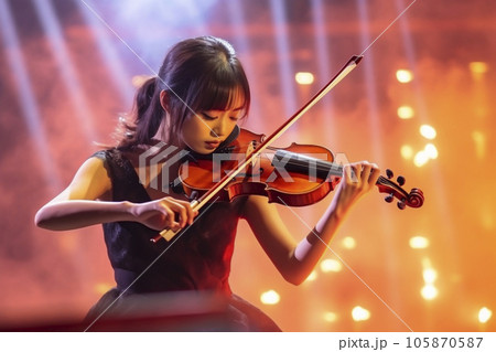コンサートで楽器を演奏しているミュージシャンの日本人女性「AI生成
