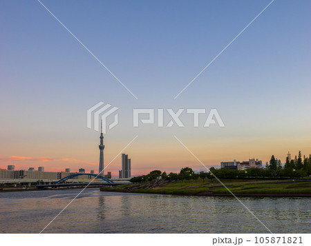 隅田川の夕景と東京スカイツリー 隅田川の夕景と東京スカイツリー 105871821