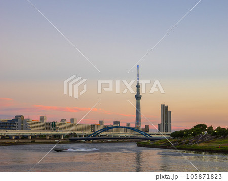 隅田川の夕景と東京スカイツリー 105871823