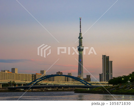 隅田川の夕景と東京スカイツリー 105871830