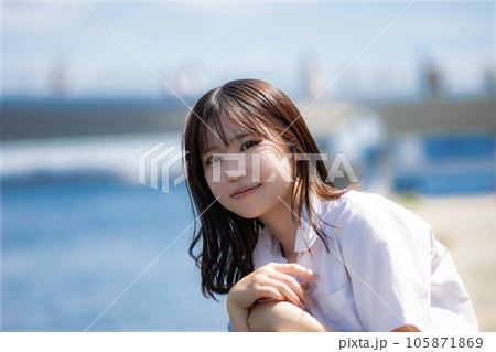 横浜の海辺に立つ女子高生 105871869