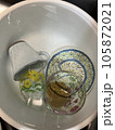 洗い桶の中の食器 105872021