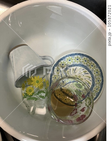 洗い桶の中の食器 洗い桶の中の食器 105872021