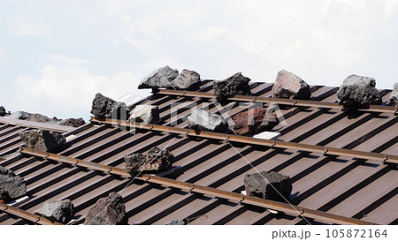 富士山 山小屋の屋根 105872164