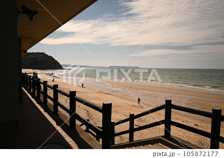 夏の海岸風景 海と砂浜 夏の海岸風景 海と砂浜 105872177