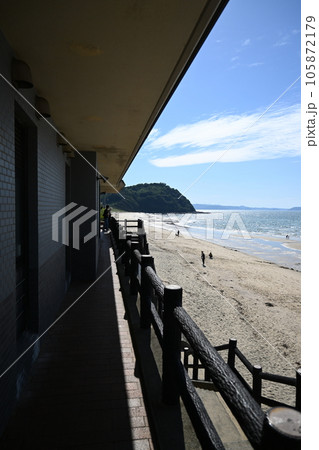 夏の海岸風景 海と砂浜 夏の海岸風景 海と砂浜 105872179
