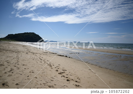 夏の海岸風景 海と砂浜 夏の海岸風景 海と砂浜 105872202