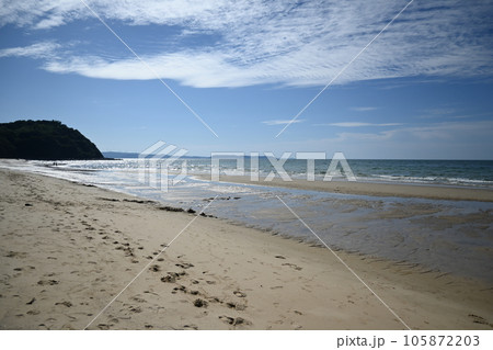 夏の海岸風景 海と砂浜 夏の海岸風景 海と砂浜 105872203