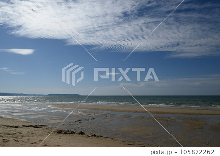 夏の海岸風景 海と砂浜 夏の海岸風景 海と砂浜 105872262