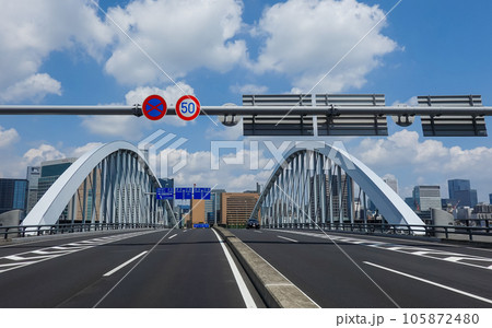 築地大橋 環状2号線沿いの都市風景（東京都中央区） 105872480