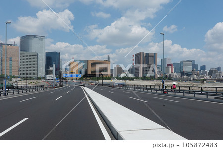 環状2号線沿いの都市風景（東京都中央区） 105872483