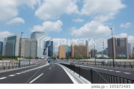 環状2号線沿いの都市風景（東京都中央区） 105872485