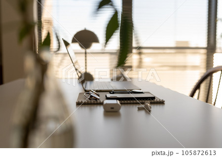 パソコンのある自宅の風景 パソコンのある自宅の風景 105872613