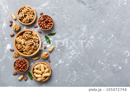 Walnut kernel halves, in a wooden bowl. Close-up, from above on colored background. Healthy eating Walnut concept. Super foods with copy space 105872748