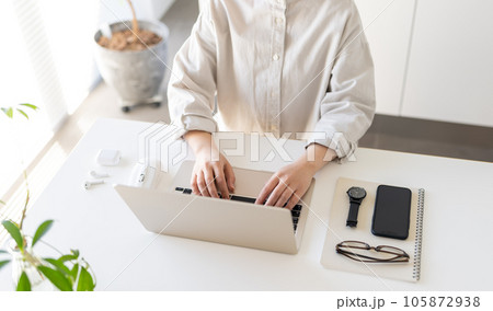 自宅で在宅ワークをする女性 PC 自宅で在宅ワークをする女性 PC 105872938