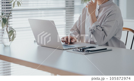 自宅で在宅ワークをする女性　PC 105872974