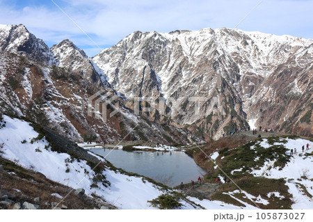 雪を被った不帰の嶮と八方池 105873027