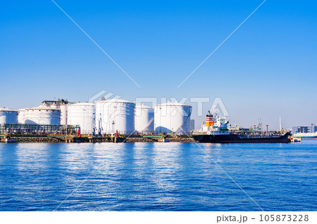 石油備蓄タンク が立ち並ぶ 東京湾 の 沿岸 【 エネルギー の イメージ 】 石油備蓄タンク が立ち並ぶ 東京湾 の 沿岸 【 エネルギー の イメージ 】 105873228