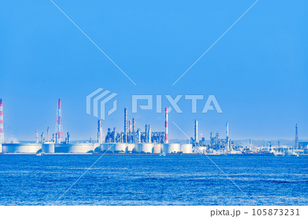 石油備蓄タンク が立ち並ぶ 東京湾 の 沿岸 【 エネルギー の イメージ 】 105873231