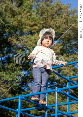 ジャングルジムで遊ぶ子ども ジャングルジムで遊ぶ子ども 105873407