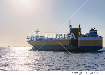 自動車運搬船 自動車専用船 【 貿易 の イメージ 】 自動車運搬船 自動車専用船 【 貿易 の イメージ 】 105873408