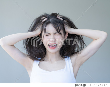 髪を振り乱して叫ぶ若い女性 髪を振り乱して叫ぶ若い女性 105873547